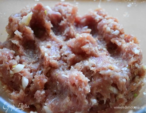 В фарш добавляем мелко нарезанный лук, кумин, размоченный и отжатый в молоке хлеб, перец и соль, хорошо вымешиваем фарш