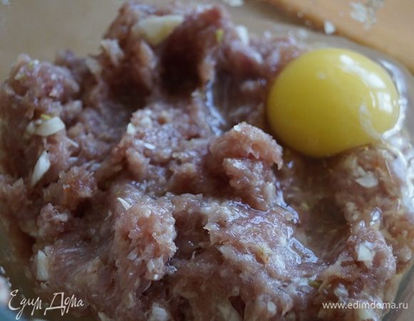 Добавить в фарш яйцо и хорошо перемешать
