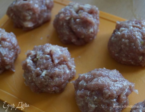  Из фарша сформировать шарики размером с яйцо