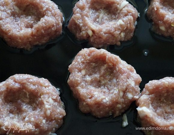 Противень смазать масло и выложить на него наши шарики, немного приплюснув и сделав в середине углубление. Поставить запекаться в духовку на 15-20 минут, при температуре 200 градусов.