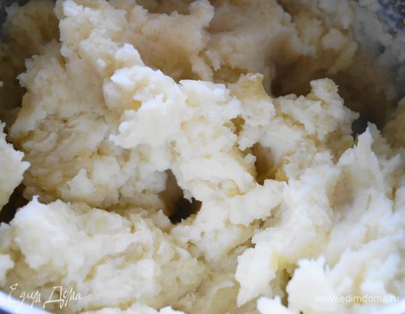 Тем временем готовим картофельное пюре: отвариваем картофель, сливаем воду, протираем через сито и добавляем масло и молоко, перемешиваем до однородной массы.