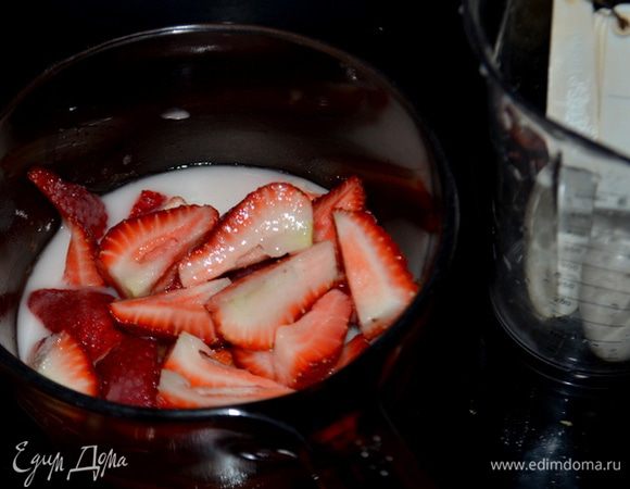 Добавим сахар как в рецепте 1/4, если вам нравится не оч.сладко. Дадим немного постоять. Поставим на плиту на медленно- средний огонь,  добавим воды перемешанную с крахмалом, лимоный сок. Помешиваем. Варим не долго как закипит, снимем с огня и дадим остыть.