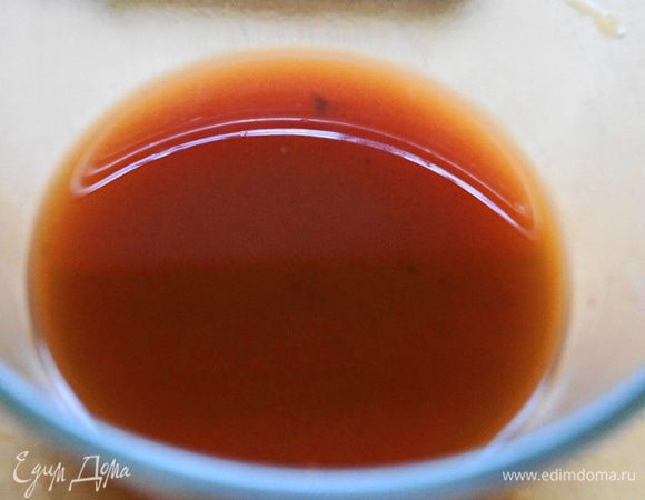 Для соуса: смешать воду с томатной пастой, посолить