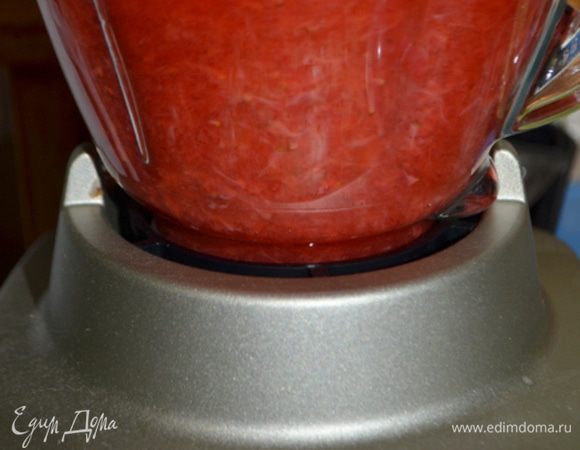 Перемешаем. Используем блендер. На медленной скорости в несколько пульсаций измельчим клубничный джем. Можно не мелко, а чтоб чувствовались кусочки.