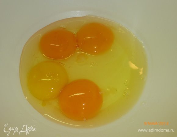 Для теста нам понадобятся 4 желтка и 2 белка.