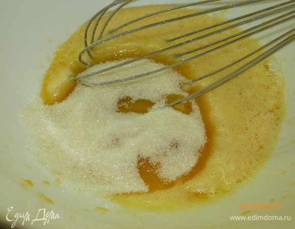 К яйцам добавляем сахар, ...
