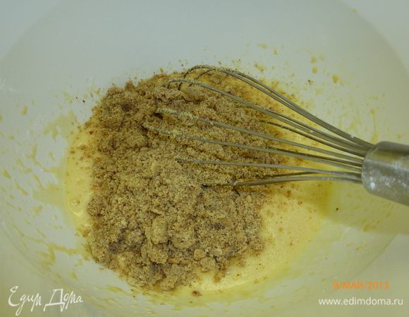 К тесту добавляем миндальную муку. Все хорошо перемешиваем. У меня миндальной муки не было... Поэтому я решила смолоть миндальные орешки. Правда у меня получилась не совсем мука, полупаста, полумука, ну и так хорошо.