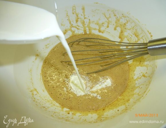 Вливаем теплые сливки. 