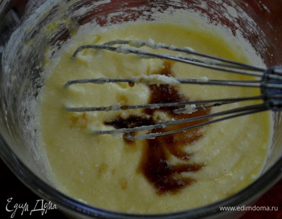 Взбить масло и сахар вместе. Затем добавим по яйцу за раз, каждый раз перемешиваем. После ванильный экстракт.