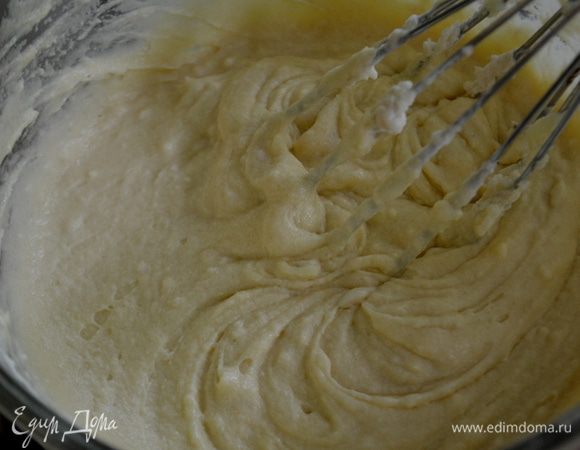 В отдельной емкости перемешаем муку с разрыхлителем. Добавим в маслянную смесь, перемешаем и добавим молоко, перемешаем.