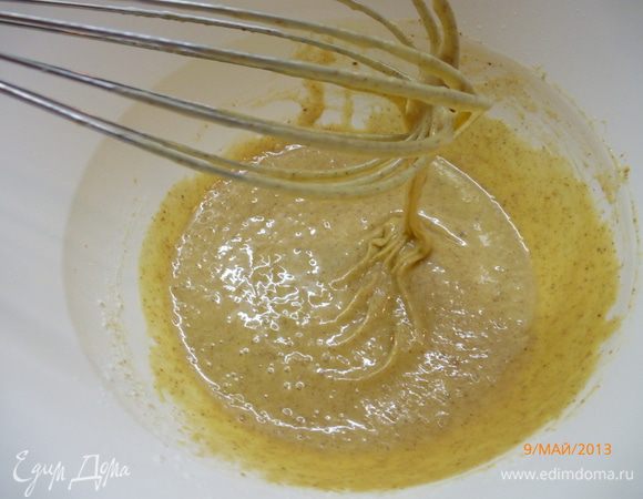 В результате тесто должно получится вот такой консистенции, надеюсь по фото понятно, чуть гуще сметаны. Но все будет зависеть от густоты сливок и миндальной муки. Если тесто все еще жидкое, то переходим к следующему шагу, если тесто густое - следующий шаг пропускаем.