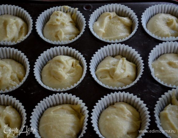 Заполним наши формочки тестом на 3/4 часть. Поставим в разогретую духовку на 20 мин. Проверяем центр зубочисткой. Дадим остыть 20-30 мин.