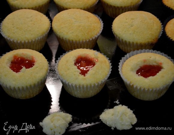 Ложкой чайной по центру снимем чуть углубляясь бисквит с каждого капкейка. Заполним клубничной начинкой или вареньем, можно заполнять чуть больше, чем я делала (в следующий раз буду класть начинки намного больше). Используем чайную ложку, а лучше кондитерский пакет с насадкой. Закроем вновь тестом аккуратно.
