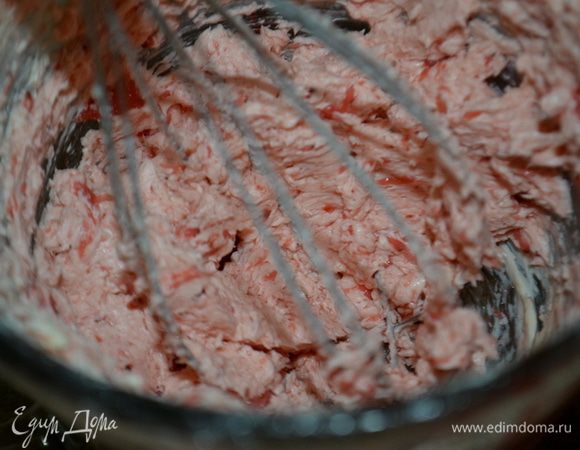 Приготовим маслянный крем.
Взбить масло и ванилин вместе. Добавить клубничную начинку и соль. Все хорошо взбить вместе. Добавить сахарную пудру по стакану, молоко.