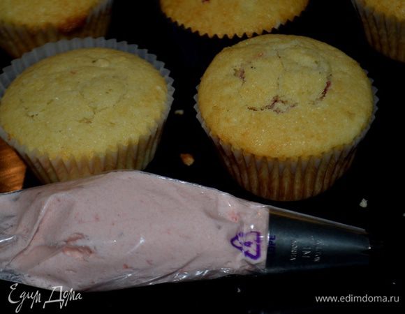 Переложим крем в кондитерский мешок с насадкой звездочка.