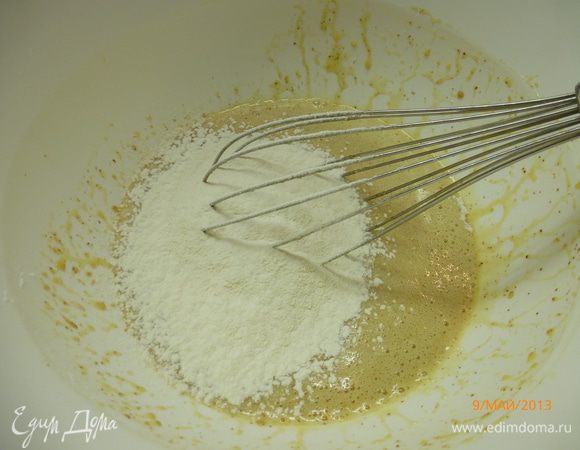 Итак, если тесто жидкое, добавляем пшеничную муку ровно столько, сколько потребуется до нужной консистенции. Мне пришлось добавить 100 г.