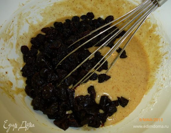Тесто готово, осталось добавить самый главный ингредиент - чернослив. Чернослив разрезаем на четвертинки, если крупный, и пополам, если мелкий. Все хорошо размешиваем.
