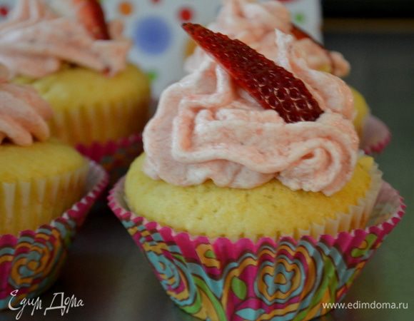 Выдавим крем кругами на капкейки и наши капкейки готовы. Приятного аппетита и праздника. Можно добавить по желанию небольших кусочков клубники сверху.
