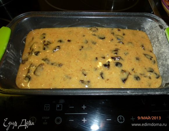 Выливаем тесто в форму и выпекаем в духовке при температуре 180 гр до готовности. У меня кекс выпекался 65 мин.