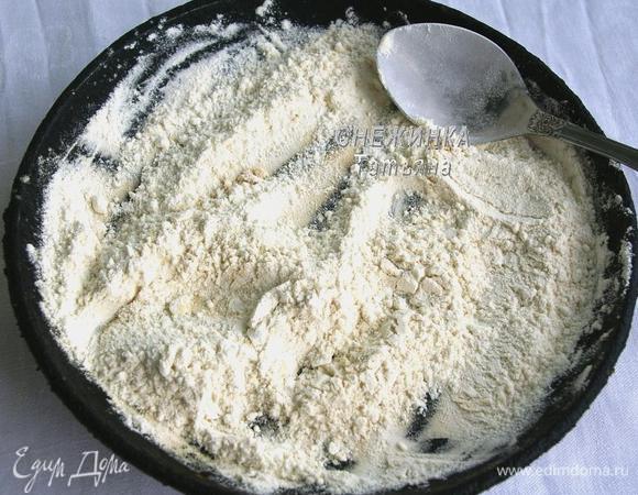 На сухой чистой сковороде обжарьте муку до золотистого цвета.