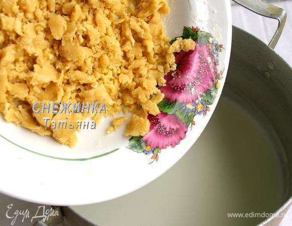 В кастрюле тем временем доведите до кипения молоко, добавьте соль, сахар. Всыпьте в него то, что у нас получилось. Варите 5–7 минут.