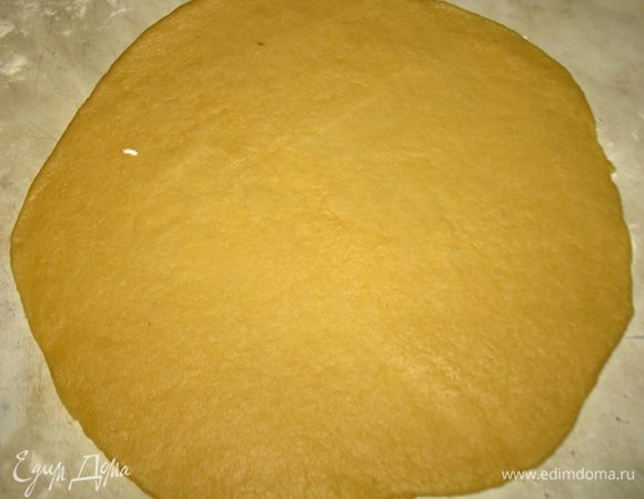 Делим наше тесто на 2 части и раскатываем так чтобы получились тонкие лепешки. Тесто жирное и не прилипает, но его все равно нужно слегка припылять мукой, так как в последствии тесто в формочке может сжаться. 