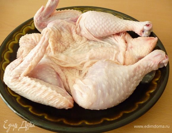 Вот такая получается заготовка для фарширования. Ее надо посолить и поперчить снаружи и внутри, убрать в холодильник.