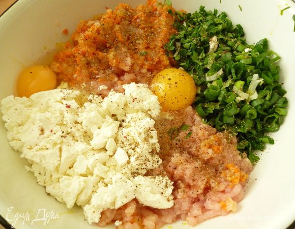 Репчатый лук нарежьте полукольцами, морковь натрите на крупной терке и обжарьте на растительном масле до мягкости, остудите. Пропустите через мясорубку вместе с мясом грудки и бедрышек. Добавьте мелко нарезанную зелень, яйца, творог, сметану, соль и молотую смесь перцев. По желанию можете добавить свои любимые специи.