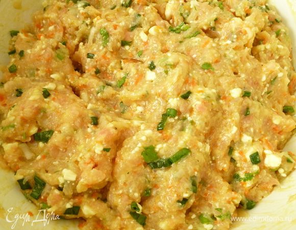 Фарш хорошо перемешайте и слегка отбейте, уберите в холодильник.