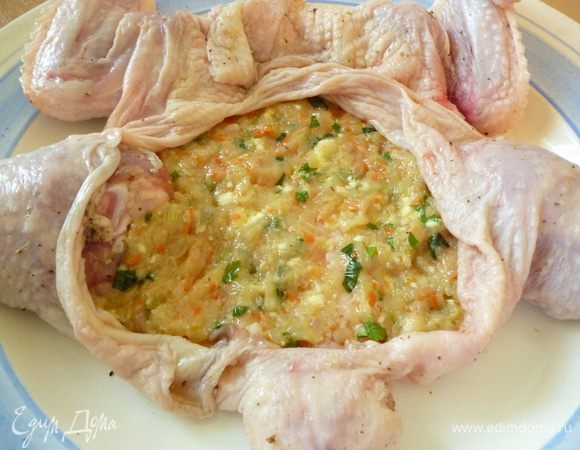 Начинайте фаршировать курицу: внутрь на кожу нанесите тонкий слой фарша.