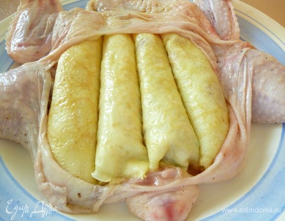 Затем каждый блинный рулетик окуните во взбитое яйцо и отправьте внутрь. У меня поместилось 4 