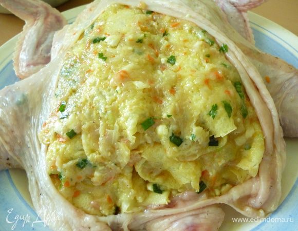 Затем — тонкий слой фарша и снова блинные рулетики (не забывайте окунуть их во взбитое яйцо), теперь уже на 1 меньше. Снова тонкий слой фарша и теперь — 2 рулетика и снова тонкий слой фарша.<br />
Совет: курицу не надо плотно набивать блинами, должно оставаться немного свободного места, чтобы во время запекания кожа не лопнула.