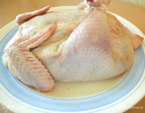 Зашейте отверстия нитками. Ножки перевяжите нитками или шпагатом.<br />
Совет: старайтесь выбирать курицу с целой кожицей. Мне попалась с отверстиями, поэтому мне пришлось немного потрудиться, чтобы зашить ровно.