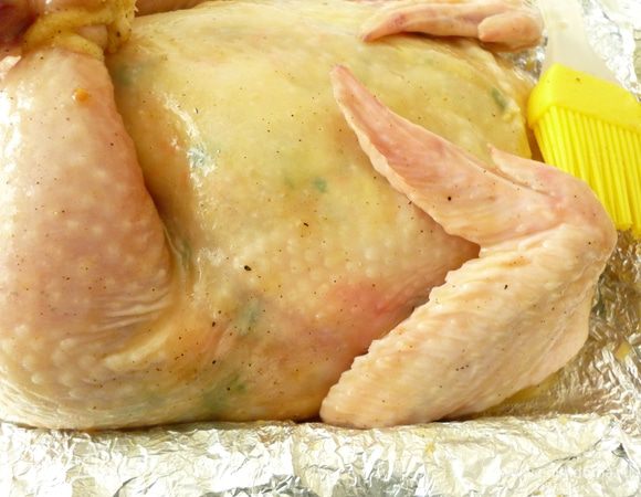 В отдельной посуде смешайте мед, растительное масло, лимонный сок, горчицу, соль, молотый перец. С помощью кисточки хорошо смажьте курицу со всех сторон.