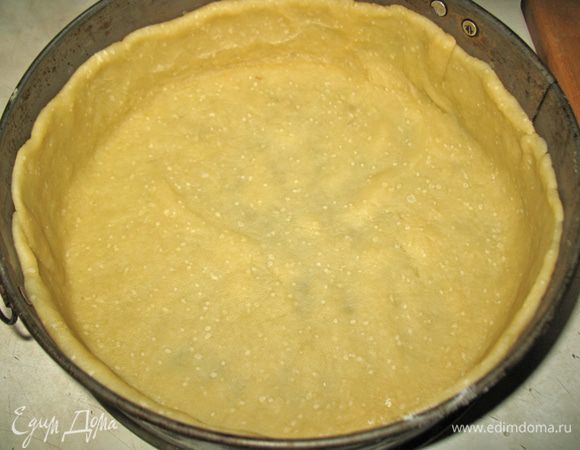 Заполняем форму тестом хорошо придавливая. Можно сделать один большой пирог, 