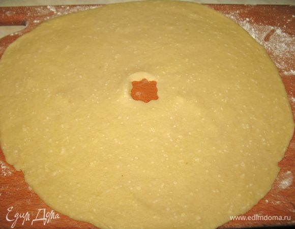 К пирогу сделаем крышечку (если индивидуальные пирожки, то крышечки), в середине крышечки сделать дырочку. Основу и крышечки отправляем в холодильник большой пирог на 40 мин., а индивидуальные на 20 мин. 