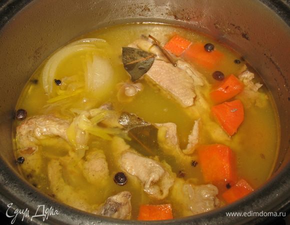 Для этого пирога необходим бульон, вот с него и начнем. Так как я брала четвертинки,  то с них вытащила все косточки. В кастрюльке разогрела растительное и сливочное масло, на этом масле обжарила косточки. Когда косточки обжарились добавила воды где-то пол-литра, почищенную луковицу, морковку, кусочек сельдерея и корень петрушки. Если необходимо надо добавить воды, главное чтобы косточки и овощи были покрыты. Дать закипеть и варить на медленном огне где-то час, в конце добавить соль, перец и лавровый лист. Остудить. Бульон лучше сварить накануне. 