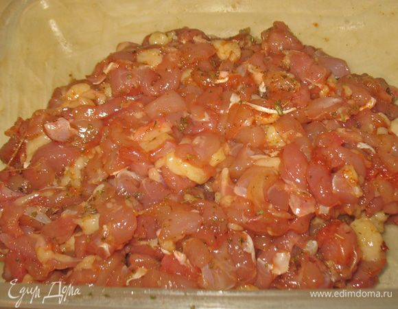Мясо которое мы освободили от костей, порезать небольшими кусочками, добавить приправу для курицы и если необходимо то и соль. 