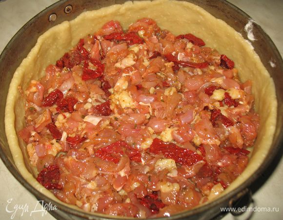 Заполняем основу начинкой. Смачиваем края водой, это для того чтобы крышечка лучше держалась. Накрываем крышечкой и прижимаем вилкой либо защипываем. 