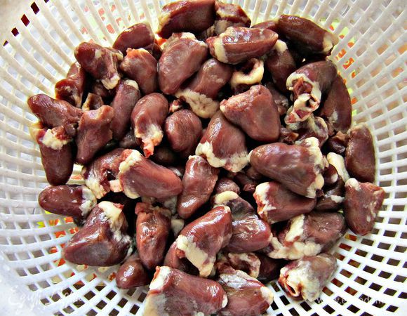 Куриные сердечки тщательно промыть под холодной проточной водой, обсушить.