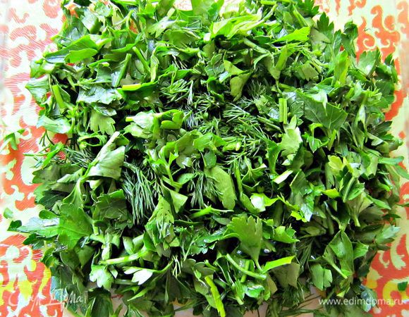 Зелень также тщательно промыть и мелко порубить.