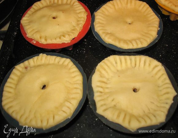 Накрываем крышечкой и прижимаем вилкой либо защипываем. 