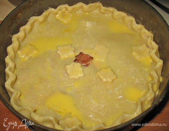 Верх смазываем яйцом. Выпекать в предварительно разогретой до 200 градусов духовке большой пирог около 2 часов, индивидуальные пирожки около 60 минут. До золотистой корочки. Вытащить из духовки и дать остыть. 