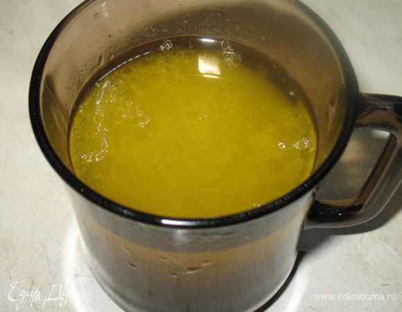 Желатин заливаем небольшим количеством воды, чтобы набух. Бульон процедить в стакан. Желатин растворить на водяной бане и ввести в бульон, комнатной температуры. 