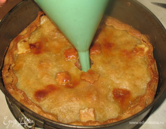 Когда пирог будет еще теплым, через отверстие в верху заполнить раствором бульона с желатином. Наливайте медленно, позволяя впитываться бульону. Дать пирогам остыть и поставить на ночь в холодильник. 