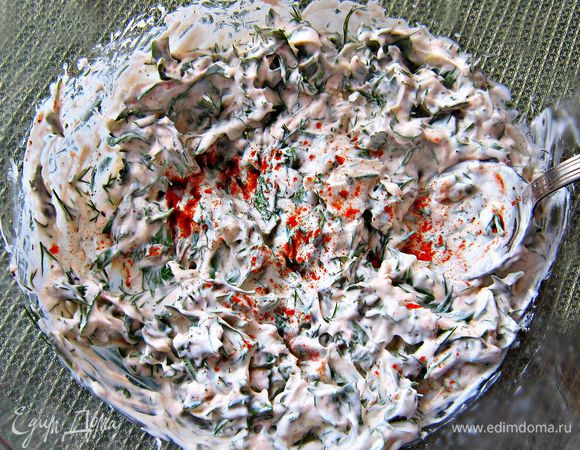 Смешать сметану, йогурт, зелень и пропущенный через пресс чеснок, посолить, поперчить.