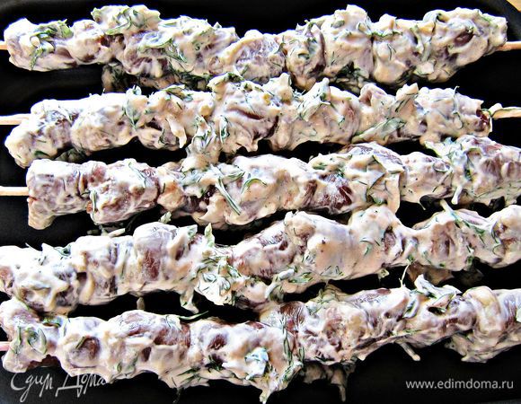 После того, как наши сердечки хорошо промариновались, нанизываем их на деревянные шпажки (предварительно замоченные в воде на 15-20 мин).
Имейте в виду - сердечки, нанизанные на шпажки,  должны плотно "прижиматься" друг к другу! 