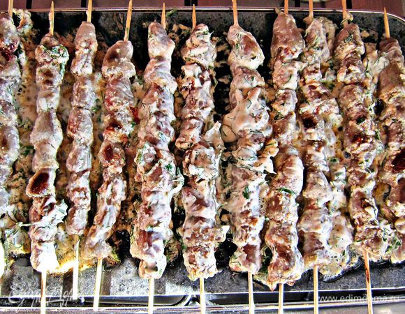 Выкладываем шпажки на предварительно разогретую решетку гриля и готовим 15 мин, периодически переворачивая шпажки. Я в это раз готовила шашлычки на вулканическом камне в домашних условиях. И поскольку сердечки были молоденькие, свежие и хорошо промаринованные, то доводить до готовности в духовке не пришлось. Они и без того получились очень нежными и сочными!