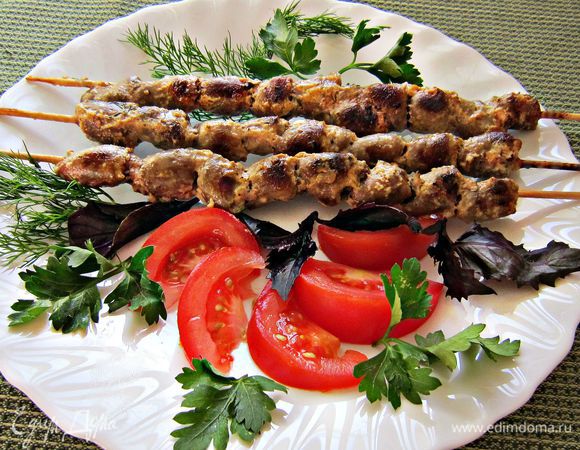 Сервируем готовые шашлычки с овощами и зеленью. Приятного аппетита!
