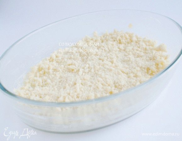 Форму смазать сливочным маслом. Сухари измельчить и выложить на дно формы.